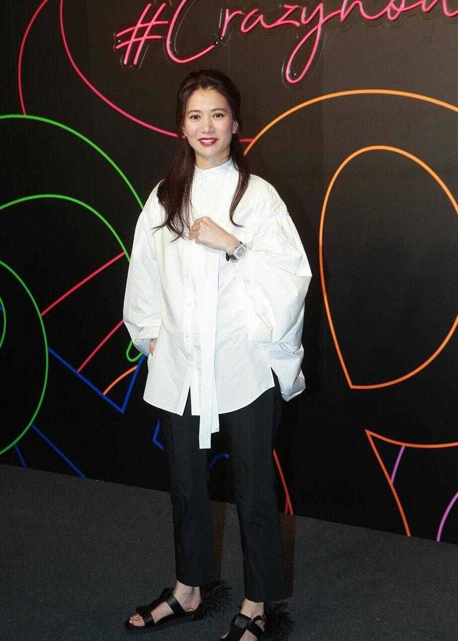 袁咏仪 袁咏仪穿白衬衫参加直播,却被十级滤镜变了脸,估计张智霖也难认