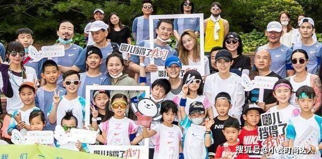 黑色 14岁李嫣终于美回来了，脸部回归正常染金发，穿短裤秀大长腿美翻