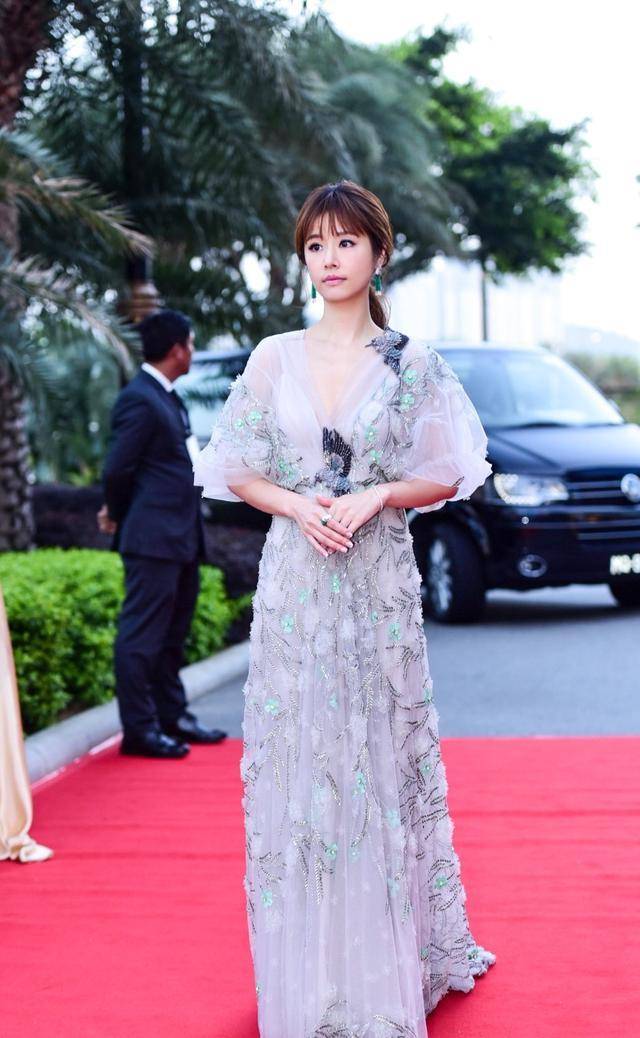 马尾 林心如红毯造型美爆，穿灰色薄纱连衣裙配低马尾，气质无敌了