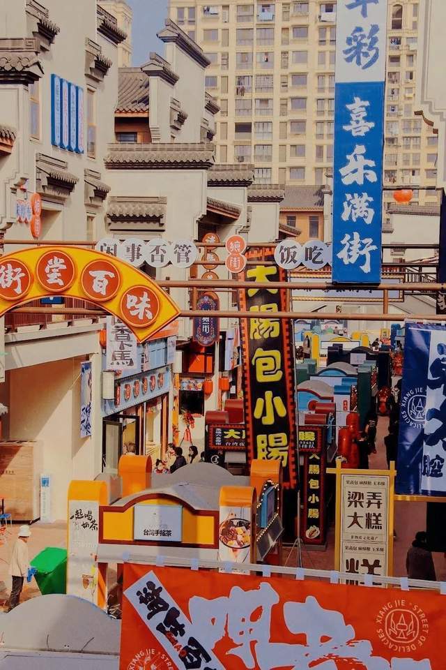 到了夜里复古的霓虹灯街区,融入了复古的元素,场景感十足.