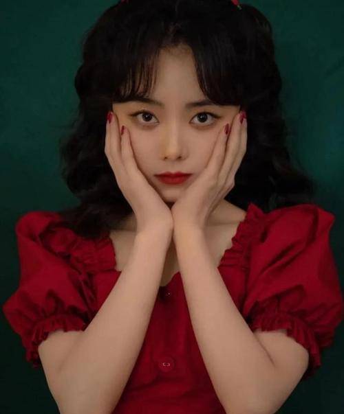 风衣 31岁谭松韵像18，红色碎花裙+风衣，时尚减龄还好看