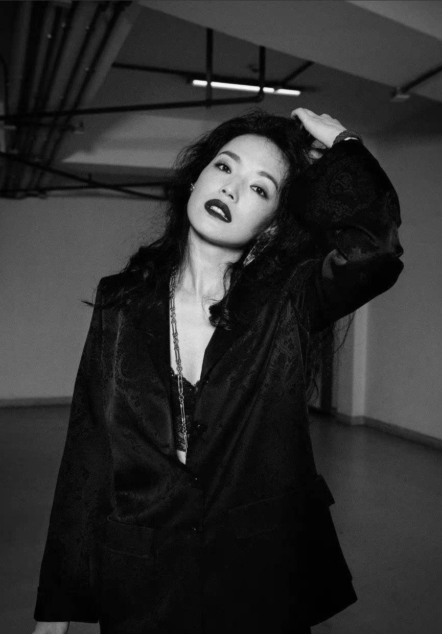 卷发她是娱乐圈最性感的女明星之一，这样说不过分吧？