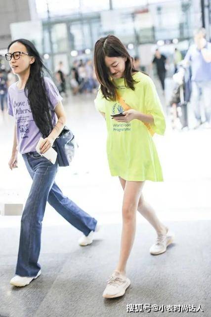 黑色 14岁李嫣终于美回来了，脸部回归正常染金发，穿短裤秀大长腿美翻