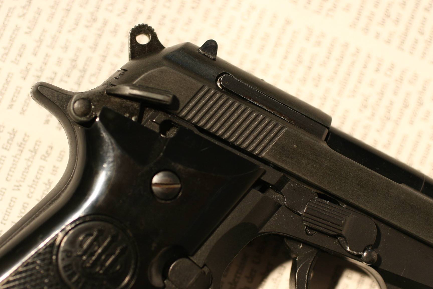 原创女性警务人员与公司女性主管防身自卫专用枪伯莱塔m84手枪