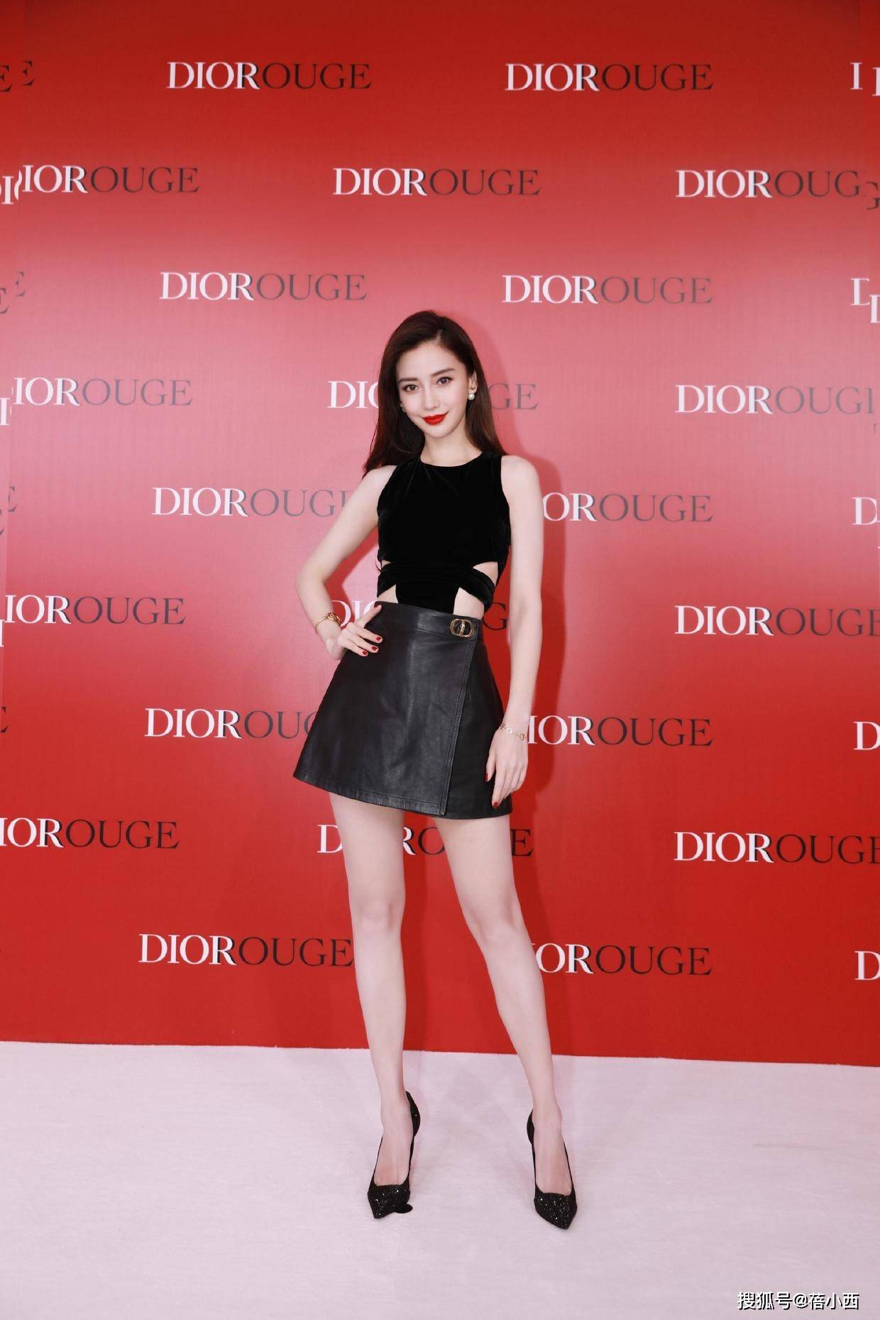 黑色 Angelababy不愧是“颜值天花板”，穿镂空上衣配短裙，身材太吸睛