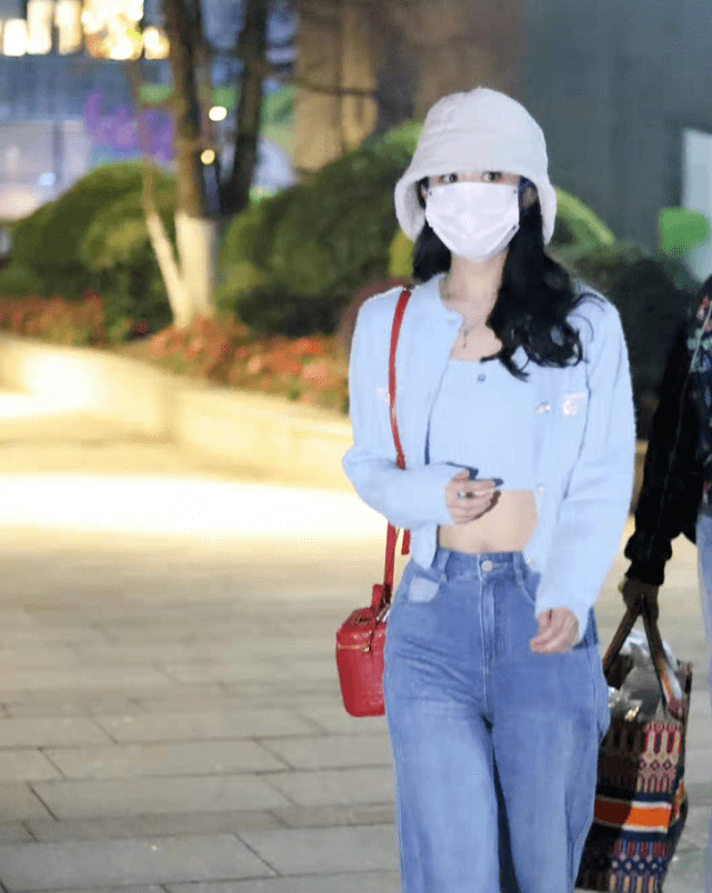 亮点 赵丽颖为了美太拼！深夜下班露肚脐不怕寒风吹，戴贝雷帽美貌开挂