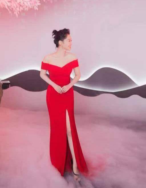 展现 许晴黄色长裙荡秋千,五十岁的许晴把生活过成了二十的样子