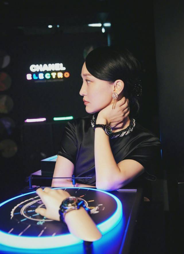 廓形 周迅罕见高调一回！新恋情曝光不意外，她穿香奈儿越来越有味道