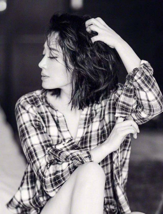 展现 许晴黄色长裙荡秋千,五十岁的许晴把生活过成了二十的样子