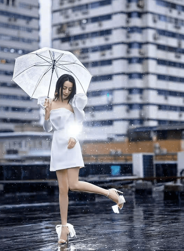 一字型 热巴直接靠脸就能吸粉!穿公主裙秀极品身材,雨中撑伞像拍偶像剧