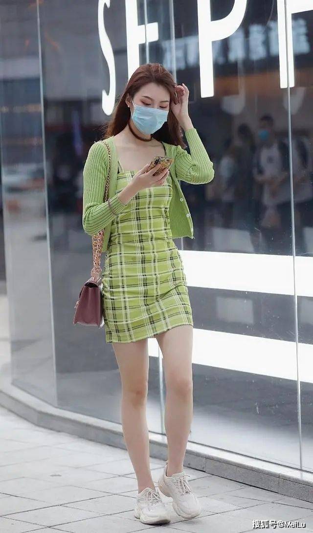 连衣裙的打扮谁穿都美,穿出女神气质,带来洋气年轻气息_颜色