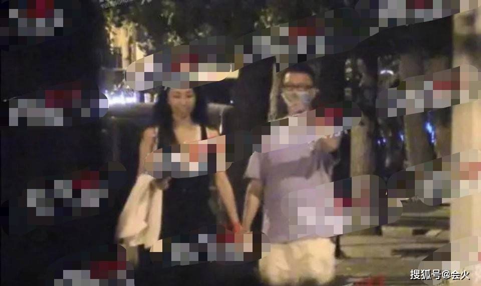 女儿孙红雷逛街服装店被偶遇！多次试穿精挑细选，身边5人陪同阵仗大