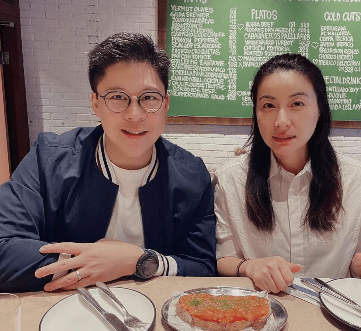 生活|郭晶晶再解锁新身份，和霍启刚参加亲子活动，俯身关心儿子好温柔