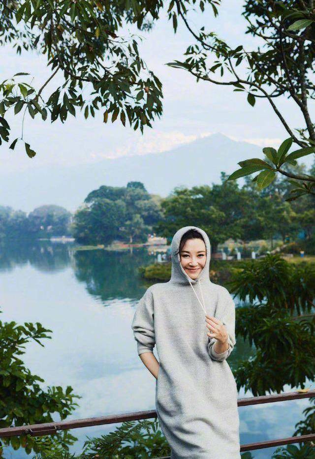 展现 许晴黄色长裙荡秋千，五十岁的许晴把生活过成了二十的样子