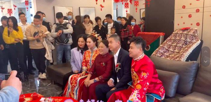 什么|辛芷蕾打扮低调回老家，参加弟弟婚礼，现场一片温馨。