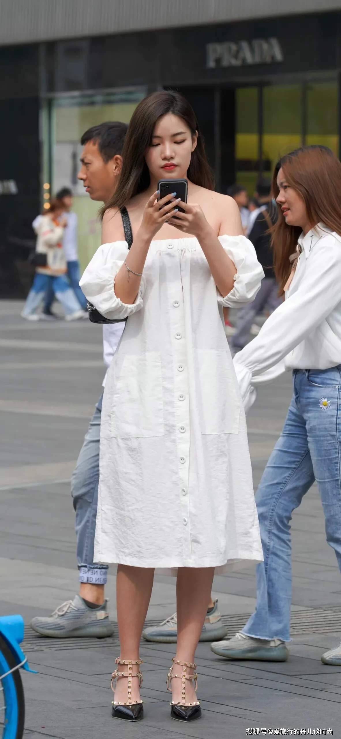 个性 小姐姐真会穿！一袭白色露肩连衣裙，甜美又迷人