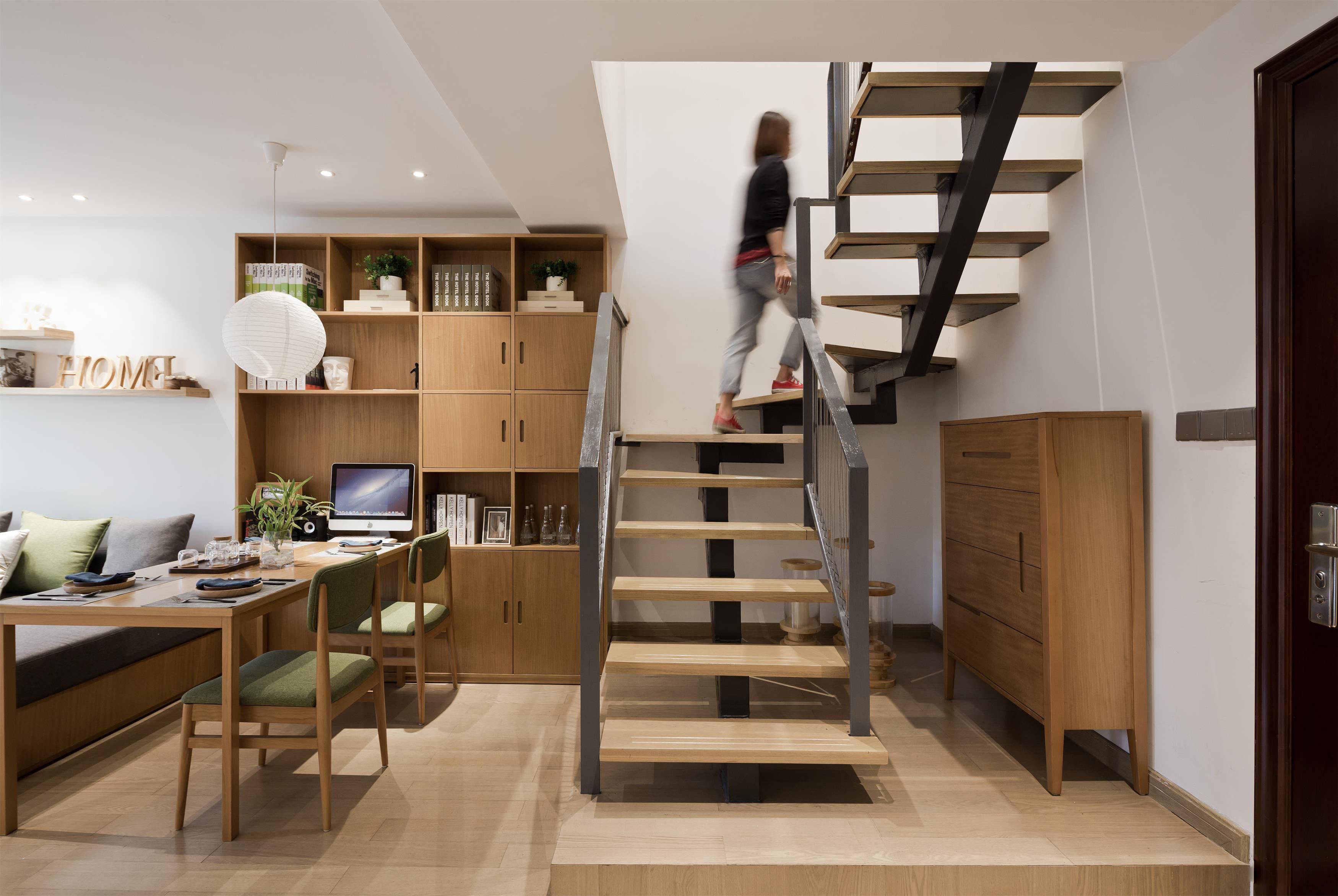 楼梯间巧妙设计,收纳柜或功能区,既提升颜值,又节约空间
