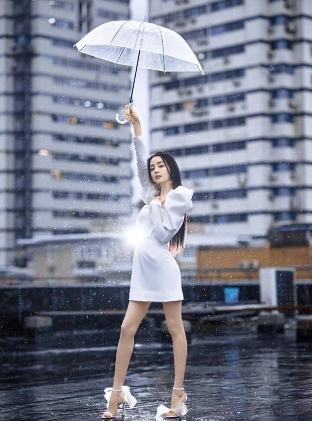 塑料 热巴久违的名场面曝光！穿白色礼服站在雨天里，打塑料伞有奢华感