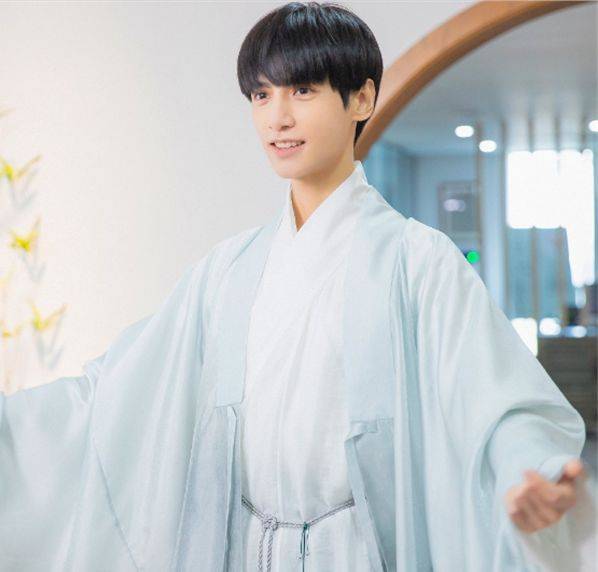 朱正廷 朱正廷穿汉服，罗云熙穿汉服，蔡徐坤穿汉服，看到千玺：油墨画里走出来的！