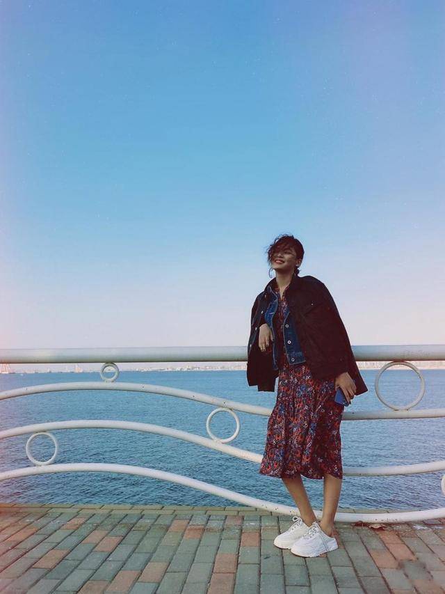 好身材 辛芷蕾真会玩，穿碎花裙得搭两件外套，不仅不土反而更有时尚感