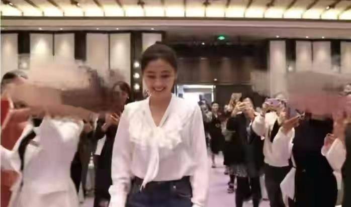 年龄段 46岁梅婷现身超大范！众人堵门口受欢迎，高马尾白衬衫美成小姐姐