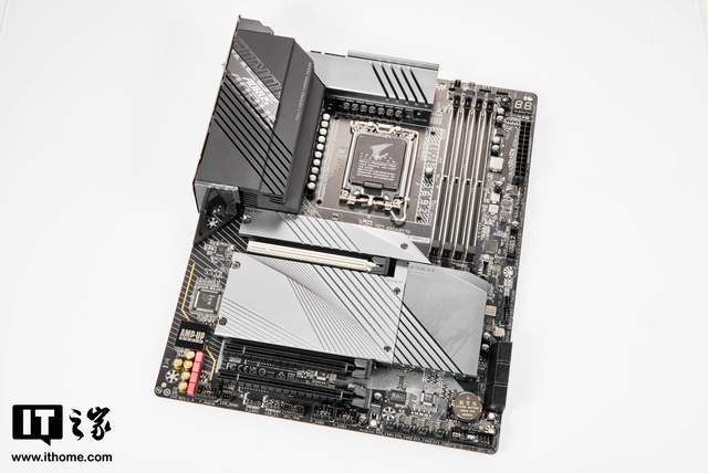 散热|12 代酷睿全新座驾，技嘉 Z690 AORUS PRO 主板图赏