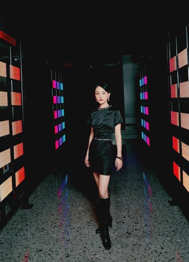 廓形 周迅罕见高调一回！新恋情曝光不意外，她穿香奈儿越来越有味道