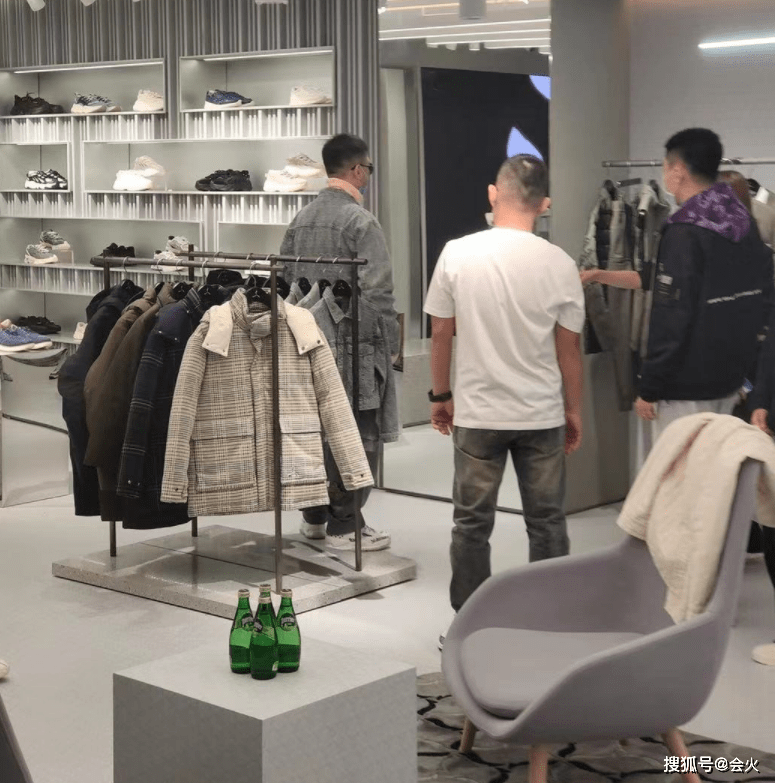 女儿孙红雷逛街服装店被偶遇！多次试穿精挑细选，身边5人陪同阵仗大