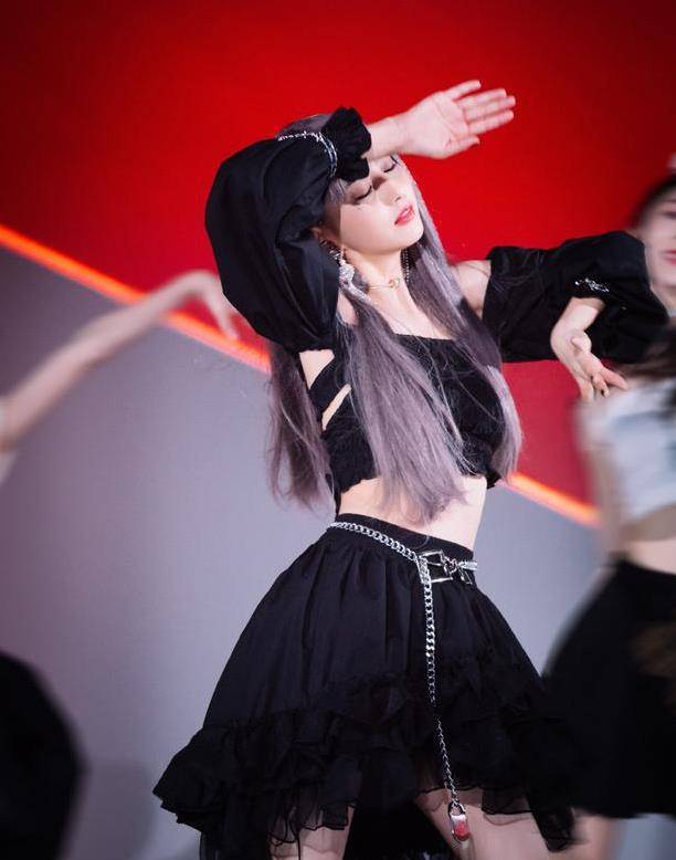 新潮 佟丽娅“黑化”风打扮有活力，超短上衣秀腰无压力，离婚后更年轻