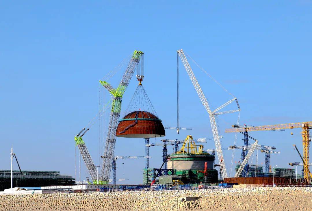 “华龙一号”批量化首台机组内穹顶吊装成功