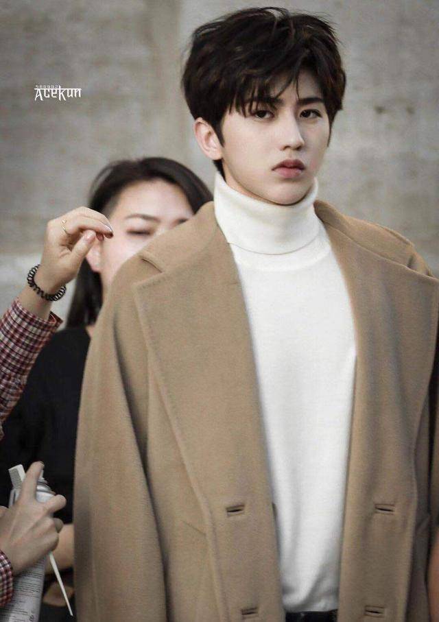 毛衣 今年想要时髦有范,穿出精致的脸庞,不妨选择烟管领毛衣