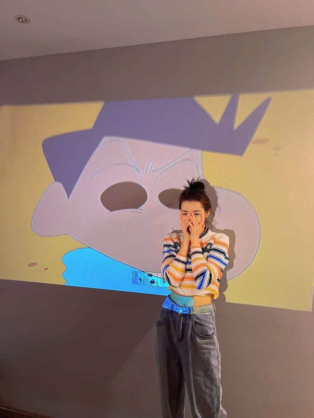 美眉 迪丽热巴厉害了！芭比粉针织衫与缎面裙轻松驾驭，一般人真穿不来