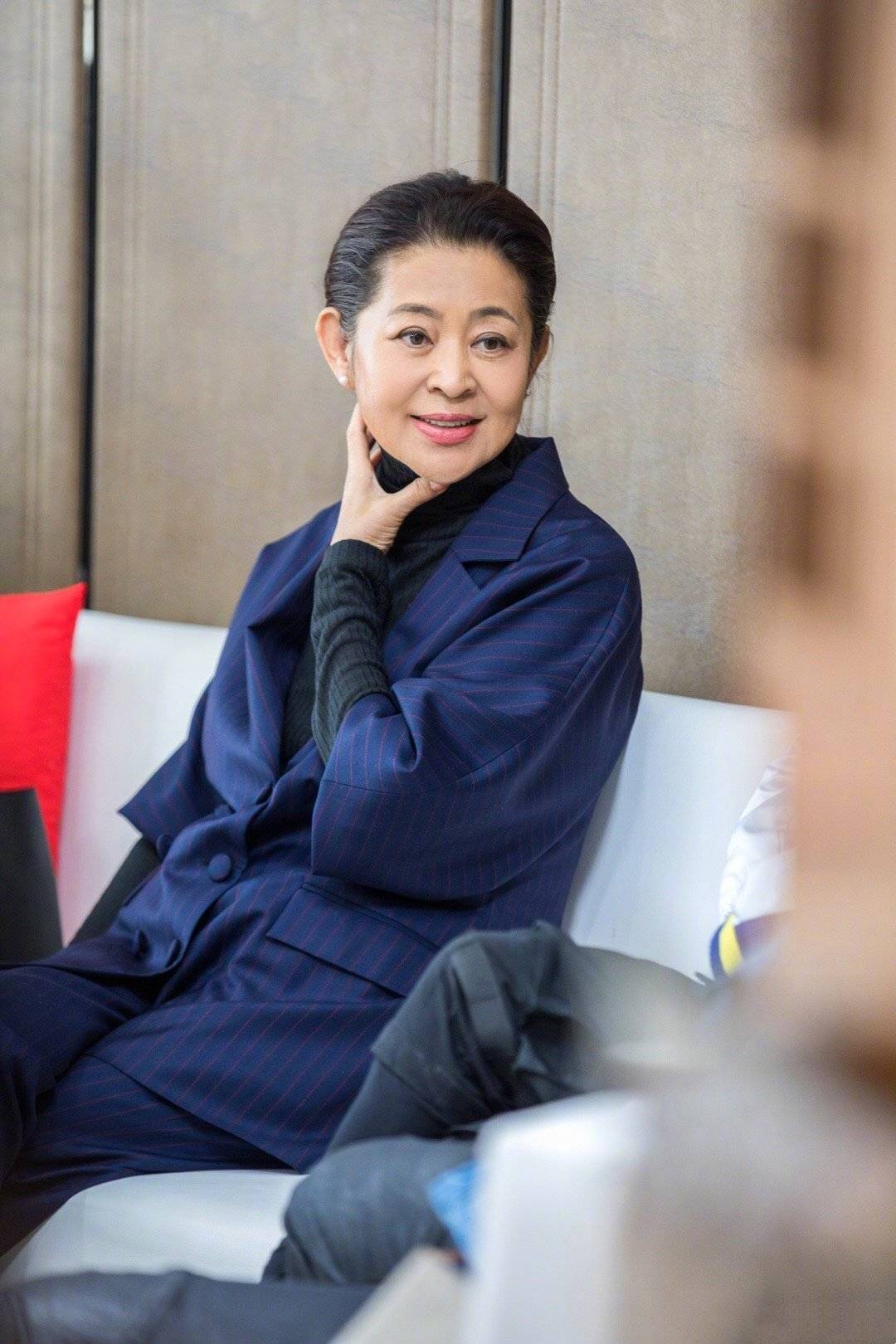 卫衣 62岁倪萍逆生长，拼接卫衣配牛仔裤青春时髦，身材状态不输年轻人