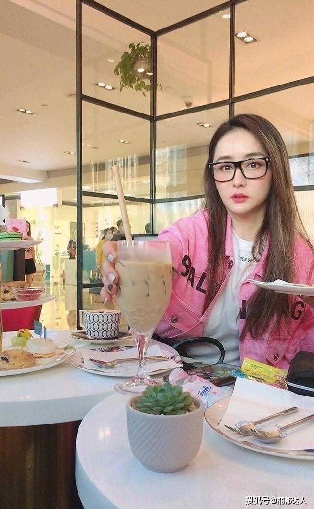 陈德容穿粉色真有“少女感”，衬衫配黑框眼镜喝下午茶，像大学生