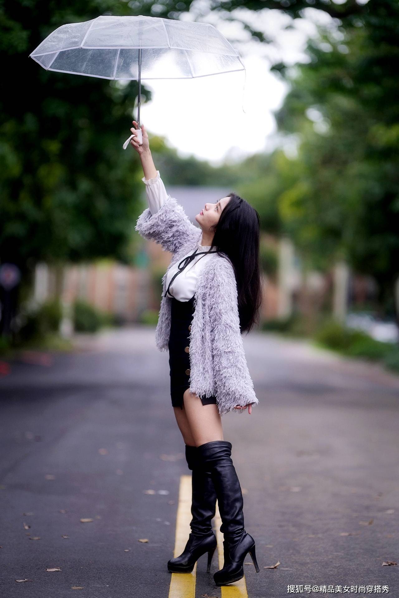 黑色 街拍:黑色的连衣裙简约的版型设计,很是修身时尚