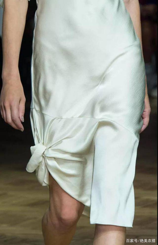 衣结 没腰、有肚子的中年女人不要“塞衣角”，学这样穿，遮肉显瘦还时髦