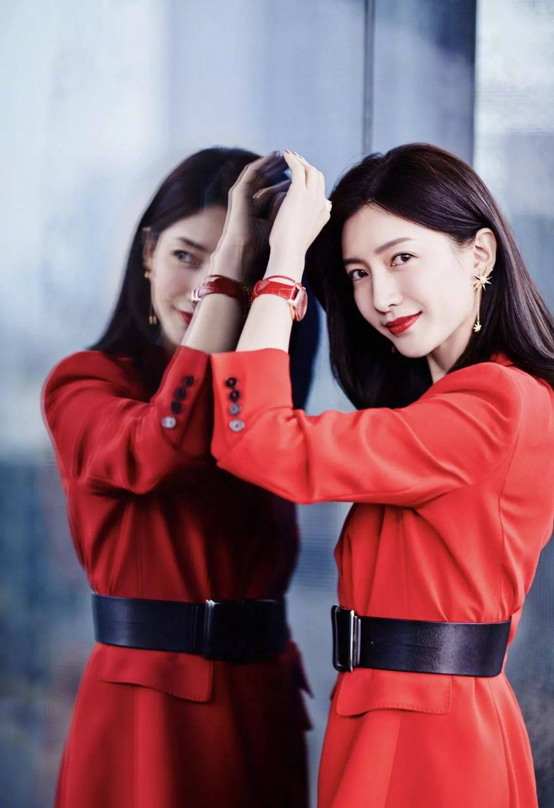 黑色 江疏影红色西装+黑色腰带秀小蛮腰!叠穿2件毛衣还可以这么瘦?