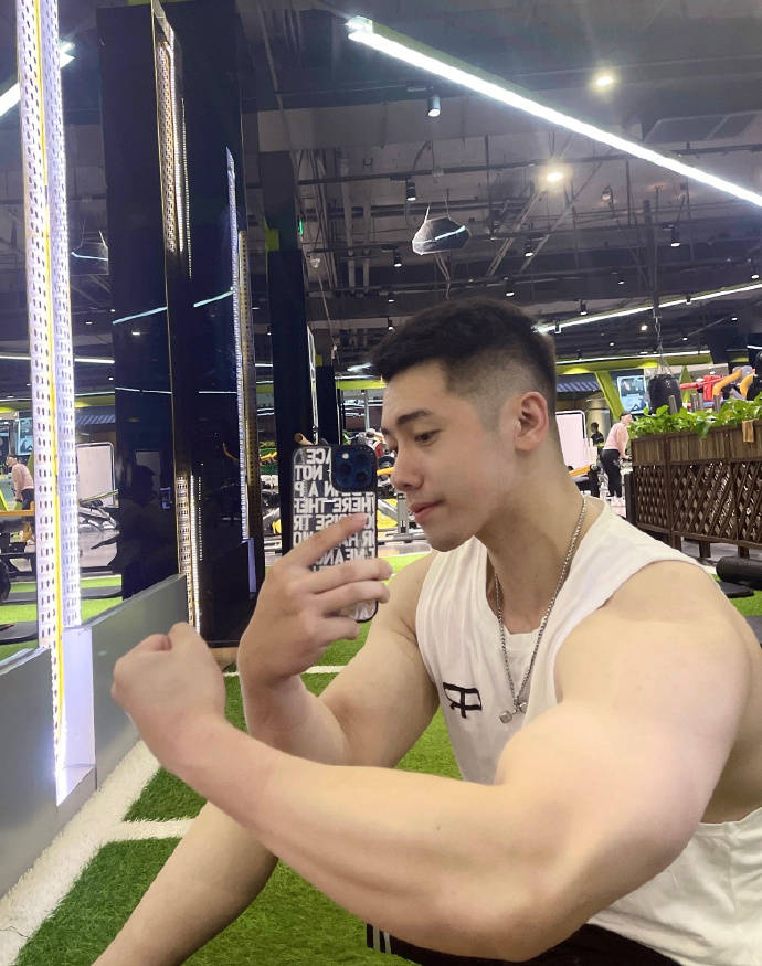 25歲大慶小伙擼鐵成癮，打造出飽滿的身材維度，擁有健壯麒麟臂！ 健身減肥達人 第12张