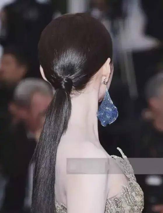 景甜景甜最新生图粉感重，脖子出现色差，欧阳娜娜还曾自曝全身涂粉底