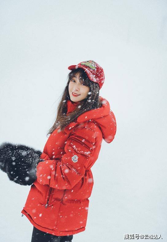 感觉 田海蓉75年又怎样，穿大红色羽绒服在雪地里凹造型，美成大学生