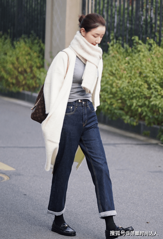 帆布鞋 今年多穿“大衣”,内搭毛衣牛仔裤,下搭帆布鞋、靴子时髦高级