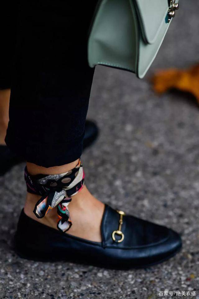 衣结 没腰、有肚子的中年女人不要“塞衣角”，学这样穿，遮肉显瘦还时髦