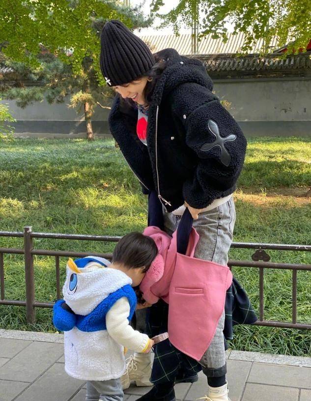 身材 大咖导演罕见同框！章子怡扎朝天辫好少女，就连吴京都忍不住摆弄