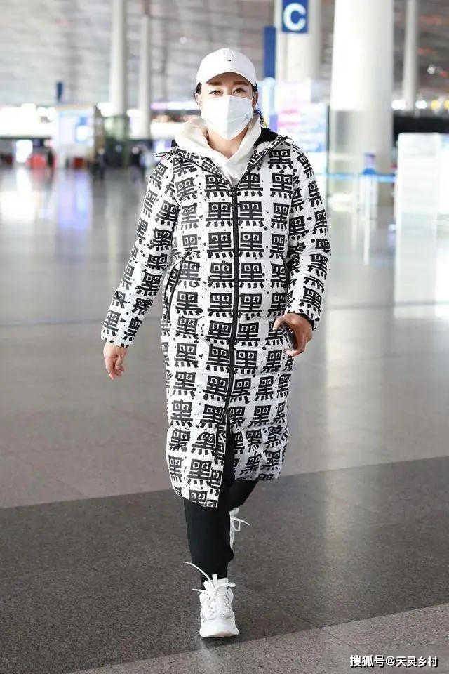 一身 刘晓庆穿衣品味真个性，一身“黑”字白羽绒服，配卫衣真洋气