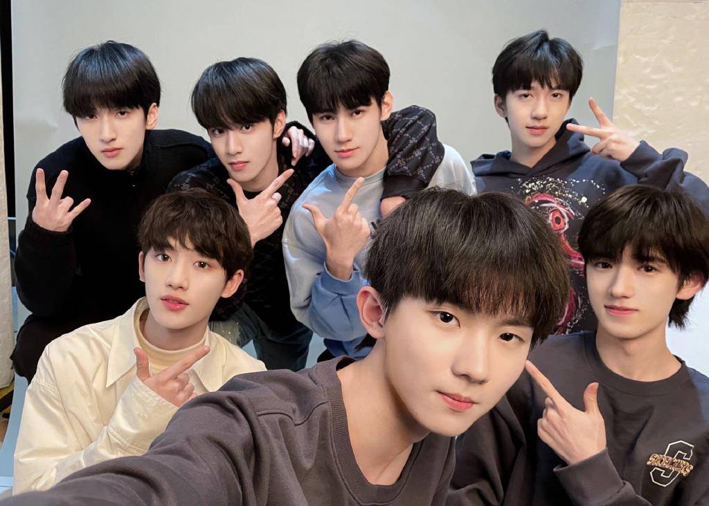 时代少年团高考纪录片发布 马嘉祺丁程鑫张真源将面临高考 弟弟