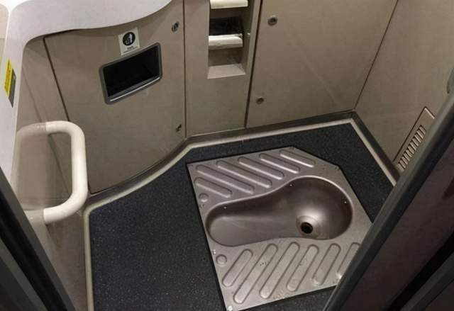 每次到站前,列车员总会锁上厕所大门,难道是为防止逃票吗?_真空