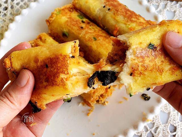 做法|最近孩子迷上它，早餐宵夜都要吃，柔软焦香还拉丝，5分钟就搞定