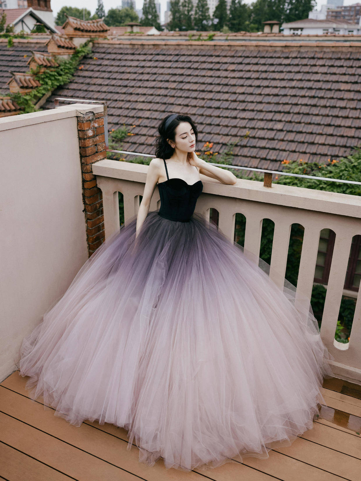 美眉 迪丽热巴厉害了!芭比粉针织衫与缎面裙轻松驾驭,一般人真穿不来