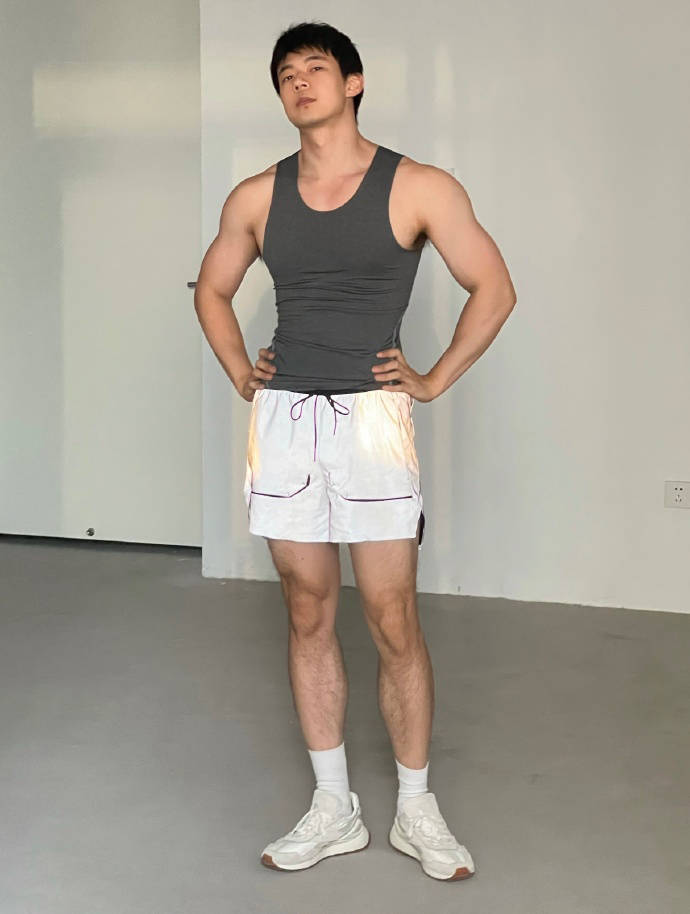 清华大学走出来的肌肉型男有颜有料有身材撸铁锻造一身腱子肉