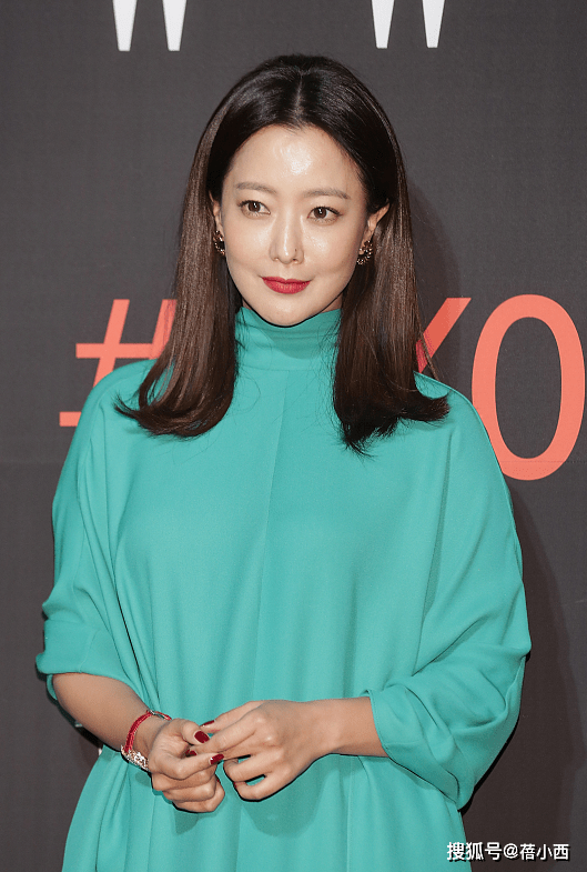 西装 金喜善44岁还敢挑战薄荷绿，穿长裙配阔腿裤，不俗反而美出国际范